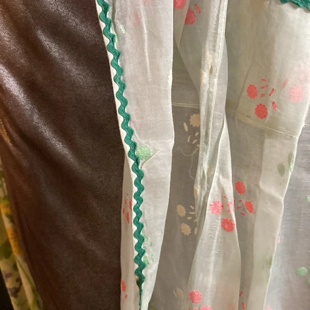 Vintage mint sheer apron with green rikrak flocked‎ flowers and pockets. 410